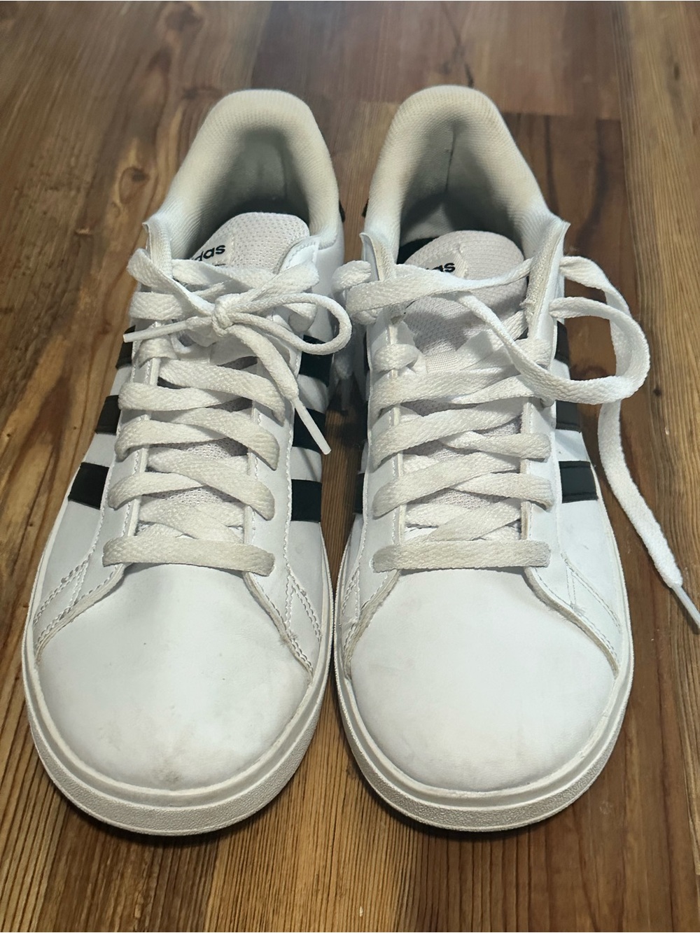size 6 adidas shoe - great condition